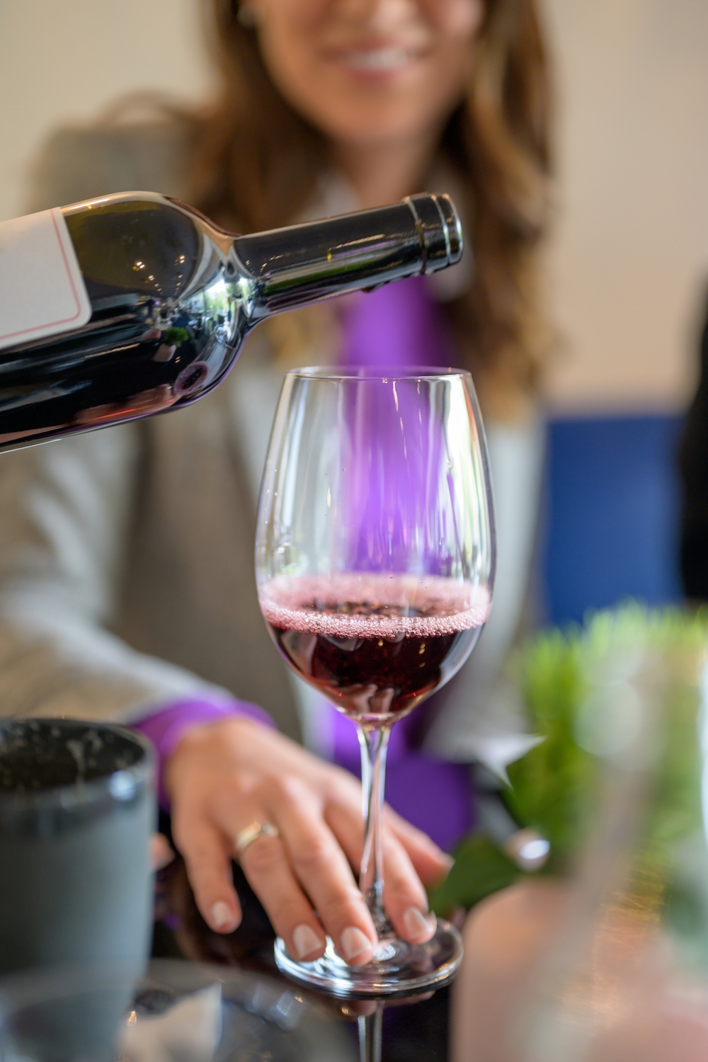 Bella Italia: Frau bekommt ein Glas Rotwein eingeschenkt